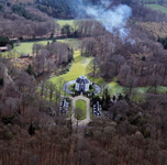 842204 Luchtfoto van kasteel Drakestein met het bijbehorende landschapspark en bos (Slotlaan 9) te Lage Vuursche ...